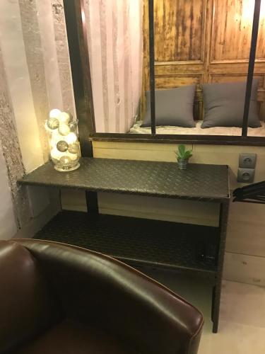 un salon avec un canapé et un miroir dans l'établissement Le lingotin, à Honfleur