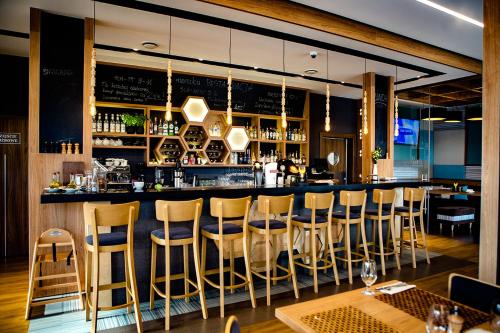 a bar with yellow stools in a restaurant at Bulwary Biznes in Mielec