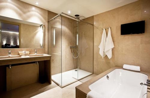 Bathroom sa Hotel Thermen Dilbeek