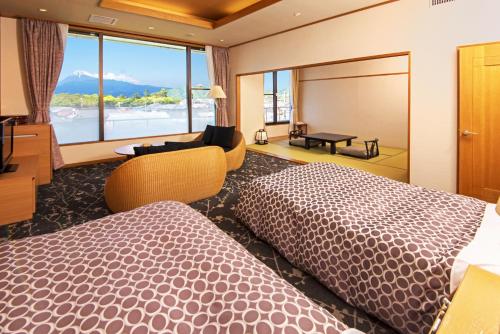 duas camas num quarto de hotel com vista em KKR Numazu Hamayu em Numazu