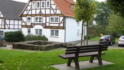 トレンデルブルクにあるBrandners Ferienwohnung Quetscheの建物前のベンチ
