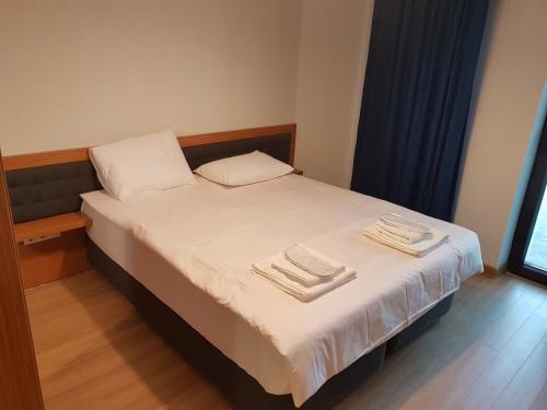 une chambre avec un lit avec deux serviettes dessus dans l'établissement Dima Orbi apart. Bakuriani, à Bakuriani