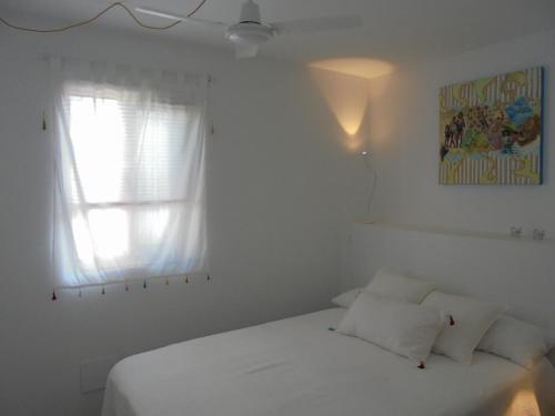 マラガにあるLa Niña Chicaの白いベッドルーム(ベッド1台、窓付)