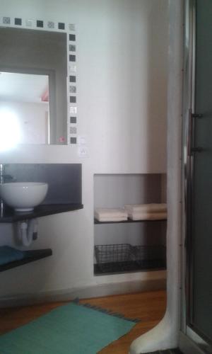 アルヴェールにあるMon p'tit nidのバスルーム(洗面台、鏡付)