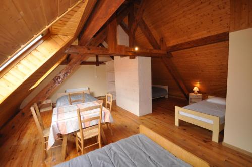 Cette chambre mansardée comprend une table et des chaises. dans l'établissement Gite Rammelstein, à Ribeauvillé