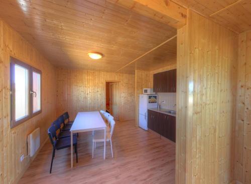eine Küche mit einem Tisch und Stühlen im Zimmer in der Unterkunft Casa Rural Cuesta Grande in Pelabravo