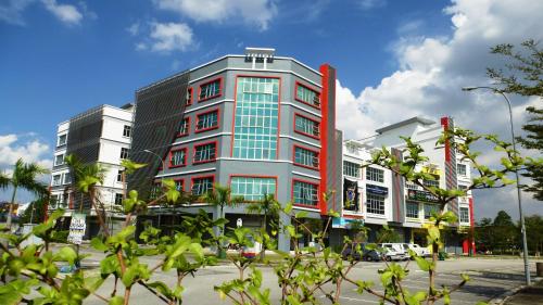 un grand bâtiment dans une rue de la ville avec des bâtiments dans l'établissement Hotel 138 @ Bestari, à Shah Alam