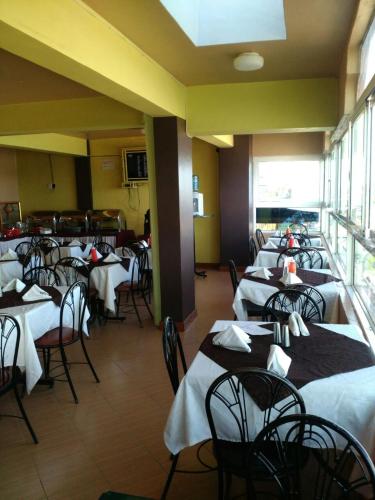 Reštaurácia alebo iné gastronomické zariadenie v ubytovaní The Coconut Palm Hotel