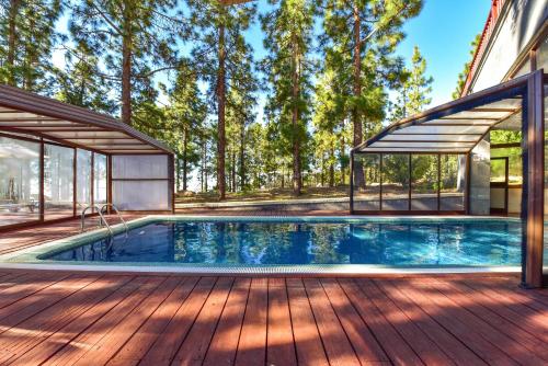 Bazén v ubytování Hotel Spa Villalba nebo v jeho okolí