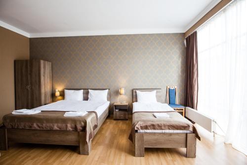 Un pat sau paturi într-o cameră la Hotel Almi