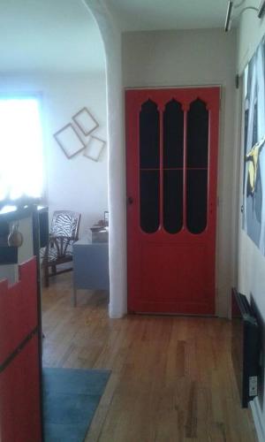 アルヴェールにあるMon p'tit nidのリビングルーム付きの部屋の赤いドア