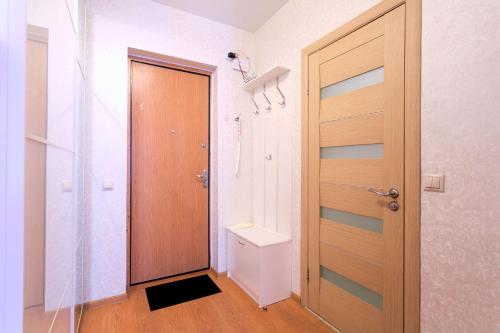 モスクワにあるFortEstate on Novocheremushkinskayaのバスルーム(トイレ付)、木製のドアが備わります。