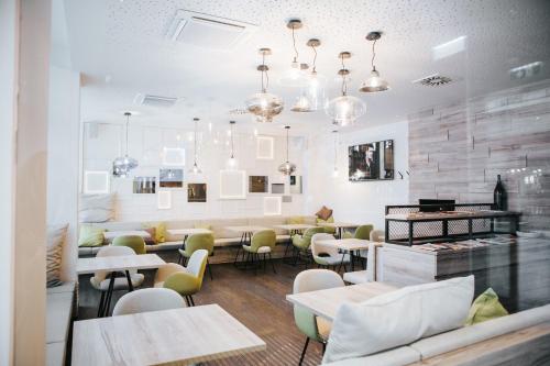 a restaurant with tables and chairs in a room at Hotel Schwarzer Bär in Linz