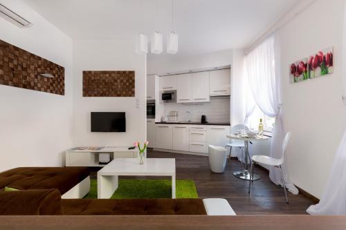ブダペストにあるParliament Dream Home In The Centerのリビングルーム(ソファ、テーブル付)