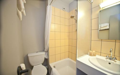 La salle de bains est pourvue de toilettes et d'un lavabo. dans l'établissement La Grange de Marie, à Nitry