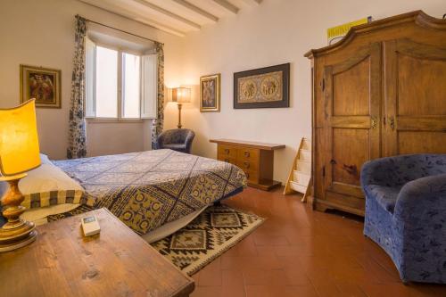 מיטה או מיטות בחדר ב-Typical Florentine Apartment