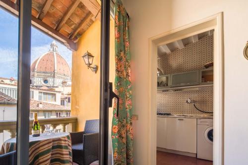 フィレンツェにあるTypical Florentine Apartmentの建物の景色を望むキッチン
