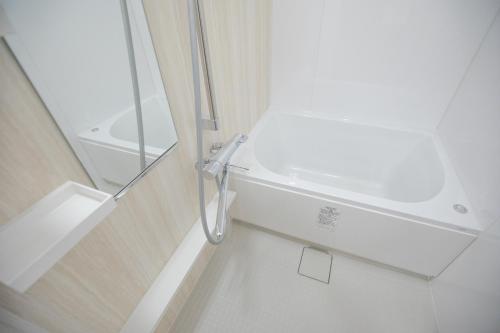 y baño con ducha y bañera. en Sakara Miyazu en Miyazu