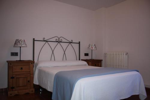 Hotel Mesón del Galloにあるベッド
