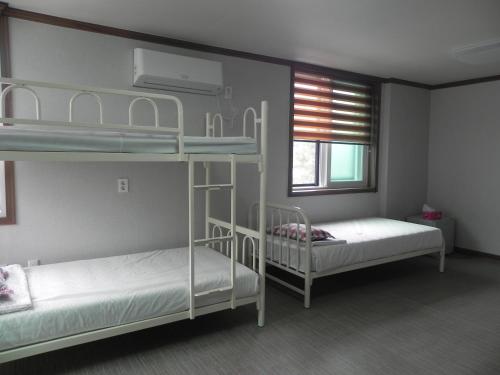 מיטה או מיטות קומותיים בחדר ב-Jeonju International Hostel