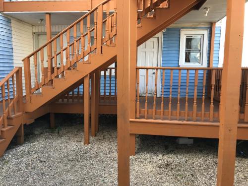 eine Holztreppe, die zu einem Haus führt in der Unterkunft Shore Beach Houses - 40 - 2 Dupont Avenue in Seaside Heights