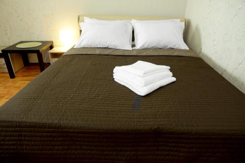 Una cama con un montón de toallas. en Apartment on Elninskay 18 en Moscú