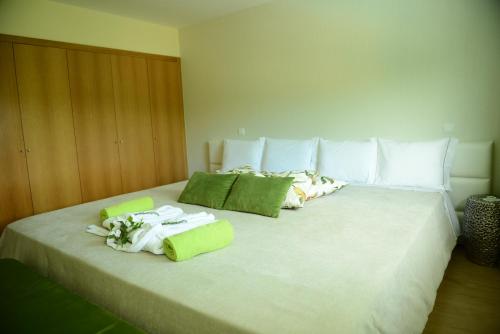 een groot bed met handdoeken en handdoeken erop bij AboimHouse in Amarante