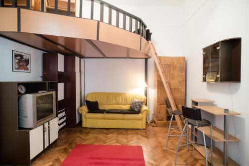 ブダペストにあるPalace Trees Apartmentのリビングルーム(黄色のソファ付)、ロフト