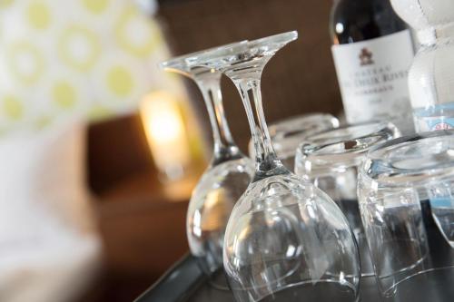 a group of wine glasses sitting on a counter at Hotel Villa Rosa in Allershausen