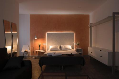 a bedroom with a large bed and a couch at Casual Suite in Córdoba in Córdoba