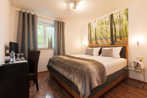 a hotel room with a bed and a window at Hotel Villa Rosa in Allershausen