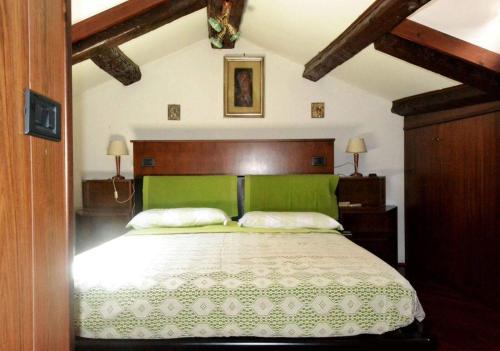 Schlafzimmer mit einem großen Bett mit einem grünen Kopfteil in der Unterkunft Relaxing Venetian Flat in Venedig