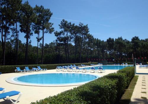 Piscina de la sau aproape de Parque De Campismo Orbitur Gala