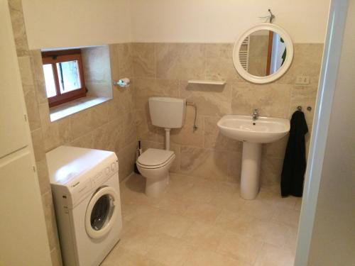 A bathroom at Magic Mill Castagnetoli