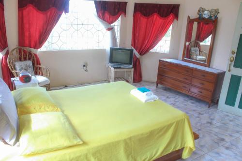 Kool Rooms Guest House tesisinde bir odada yatak veya yataklar
