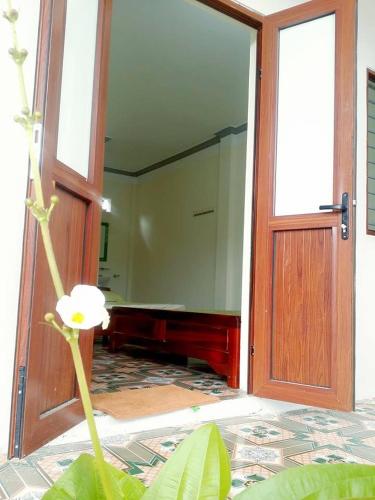 a room with an open door and a mirror at Homestay Moc Chau in Mộc Châu