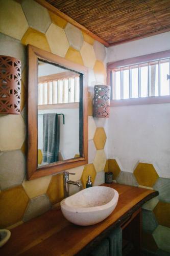 Isletas de GranadaにあるIsleta El Espino Ecolodgeのバスルーム(洗面台、鏡付)