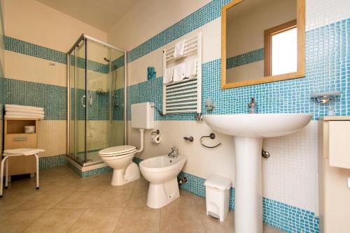 オートラントにあるNotos b&bのバスルーム(洗面台、トイレ、鏡付)