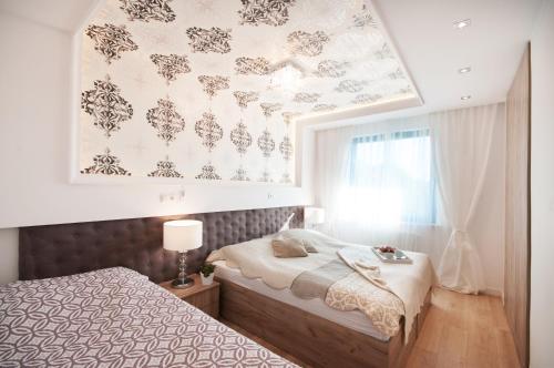een kleine slaapkamer met een bed en een raam bij Elegance Sopot Gdynia Apartment in Sopot