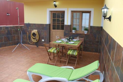 um quarto com uma mesa e cadeiras e um microfone em Las Moranas em Valsequillo