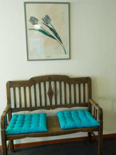 a wooden bench with blue pillows in a room at Stadshotel de Graafschap in Doetinchem