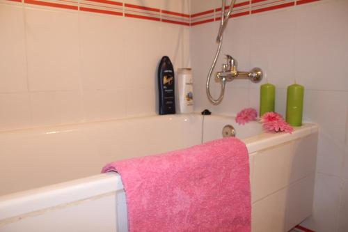 uma casa de banho com uma toalha rosa e uma banheira em Apartamento Benidorm Viena em Benidorm