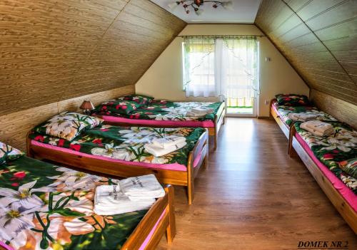 pokój z 4 łóżkami w pokoju w obiekcie Domki i Pokoje u Borsa w mieście Lesko