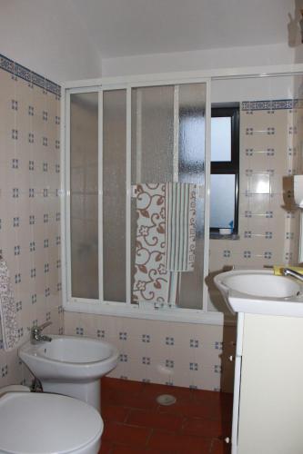 bagno con servizi igienici, lavandino e finestra di Casa do Batista a Britiande