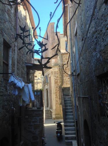 ピティリアーノにあるCasa vicolo dell’assedioの衣服干し路地