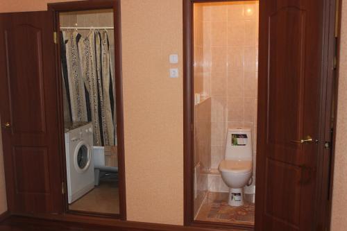 アルハンゲリスクにあるКвартира в центре Воскресенская 75к1のバスルーム(トイレ、洗濯機付)