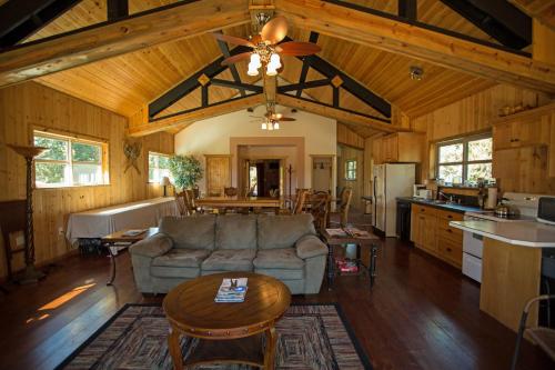 Gallery image of DiamondStone Guest Lodges in La Pine