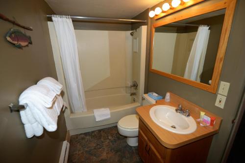 Ένα μπάνιο στο Western Riviera Lakeside Lodging
