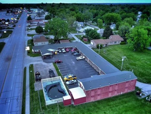 une vue de tête sur un parking avec des voitures garées dans l'établissement Guest House Motel Chanute, à Chanute