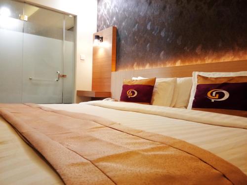 Ένα ή περισσότερα κρεβάτια σε δωμάτιο στο Grand Parama Hotel